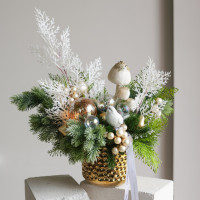 107. Композиция с белами веточками, птичкой и белыми фигурками грибов