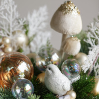 107. Композиция с белами веточками, птичкой и белыми фигурками грибов