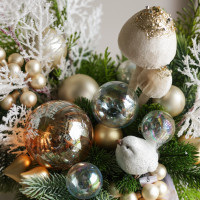 107. Композиция с белами веточками, птичкой и белыми фигурками грибов