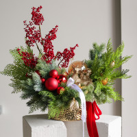 108. Новогодняя композиция с красно-золотым декором и золотым оленем