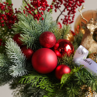 108. Новогодняя композиция с красно-золотым декором и золотым оленем