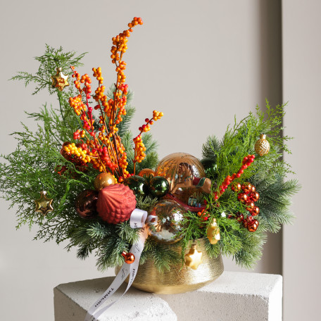 109. Композиция с оранжевым декором, ягодками облепихи и фигуркой лошадки