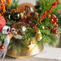 109. Композиция с оранжевым декором, ягодками облепихи и фигуркой лошадки