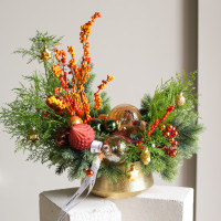 109. Композиция с оранжевым декором, ягодками облепихи и фигуркой лошадки