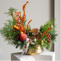 109. Композиция с оранжевым декором, ягодками облепихи и фигуркой лошадки