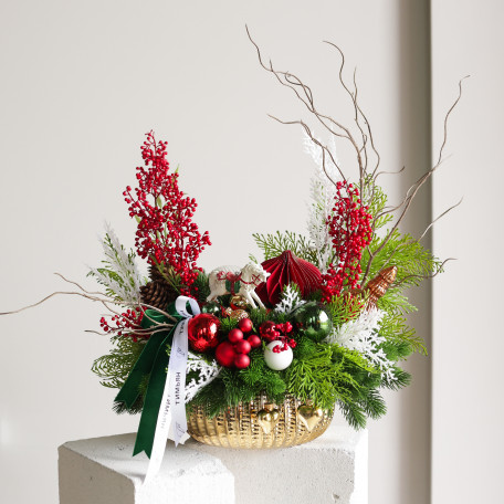 110. Композиция с красно-изумрудным декором и белой лошадкой