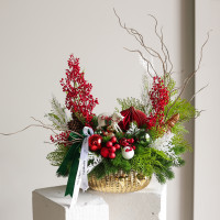 110. Композиция с красно-изумрудным декором и белой лошадкой