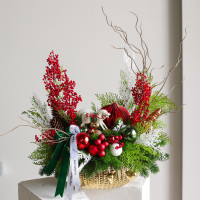 110. Композиция с красно-изумрудным декором и белой лошадкой