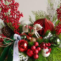 110. Композиция с красно-изумрудным декором и белой лошадкой