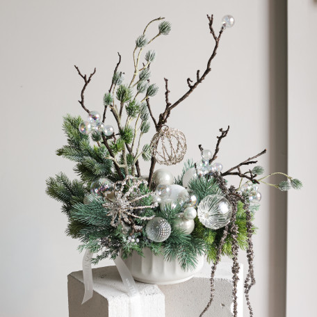 111. Композиция с авторским бело-серебряным сверкающим декором