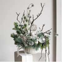 111. Композиция с авторским бело-серебряным сверкающим декором