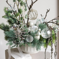 111. Композиция с авторским бело-серебряным сверкающим декором