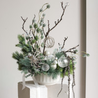 111. Композиция с авторским бело-серебряным сверкающим декором