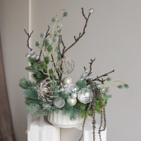 111. Композиция с авторским бело-серебряным сверкающим декором