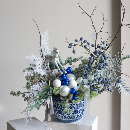 113. Композиция с иск. ягодами голубики, бело-синими шариками и фигуркой лошадки