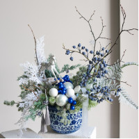 113. Композиция с иск. ягодами голубики, бело-синими шариками и фигуркой лошадки