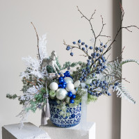 113. Композиция с иск. ягодами голубики, бело-синими шариками и фигуркой лошадки