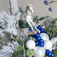 113. Композиция с иск. ягодами голубики, бело-синими шариками и фигуркой лошадки