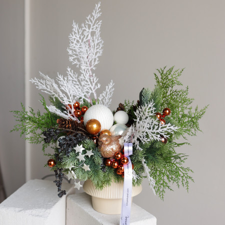 114. Композиция с декоративными веточками и золотым воробьем