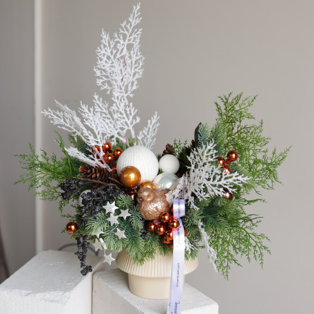 114. Композиция с декоративными веточками и золотым воробьем