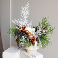 114. Композиция с декоративными веточками и золотым воробьем