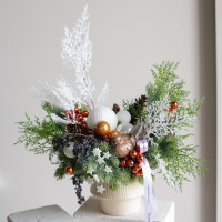 114. Композиция с декоративными веточками и золотым воробьем