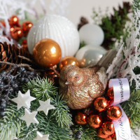 114. Композиция с декоративными веточками и золотым воробьем