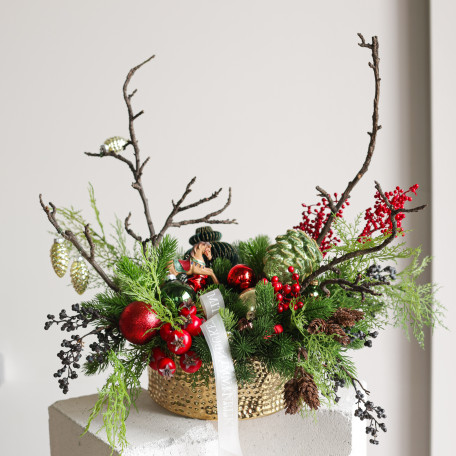 115. Композиция с деворактивными ветками, красным декором и лошадкой