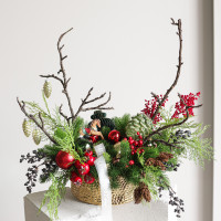 115. Композиция с деворактивными ветками, красным декором и лошадкой