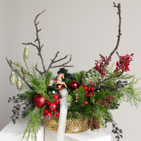 115. Композиция с деворактивными ветками, красным декором и лошадкой