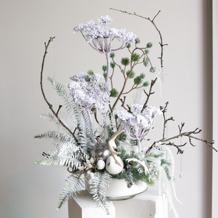 116. Авторская композиция с заснеженными ветвями, папоротником и рожками