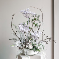 116. Авторская композиция с заснеженными ветвями, папоротником и рожками