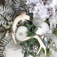 116. Авторская композиция с заснеженными ветвями, папоротником и рожками