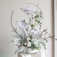 116. Авторская композиция с заснеженными ветвями, папоротником и рожками