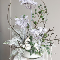 116. Авторская композиция с заснеженными ветвями, папоротником и рожками