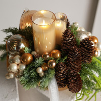 117. Композиция с эл.свечами, золотыми шариками, шишками и желудем