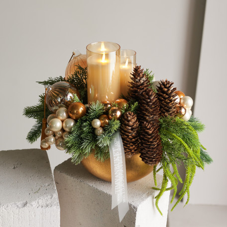 117. Композиция с эл.свечами, золотыми шариками, шишками и желудем