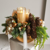 117. Композиция с эл.свечами, золотыми шариками, шишками и желудем