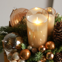 117. Композиция с эл.свечами, золотыми шариками, шишками и желудем