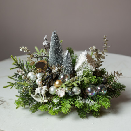 Новогодняя композиция с елочками, домиком и лошадками