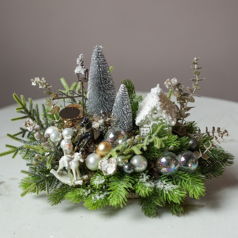 Новогодняя композиция с елочками, домиком и лошадками