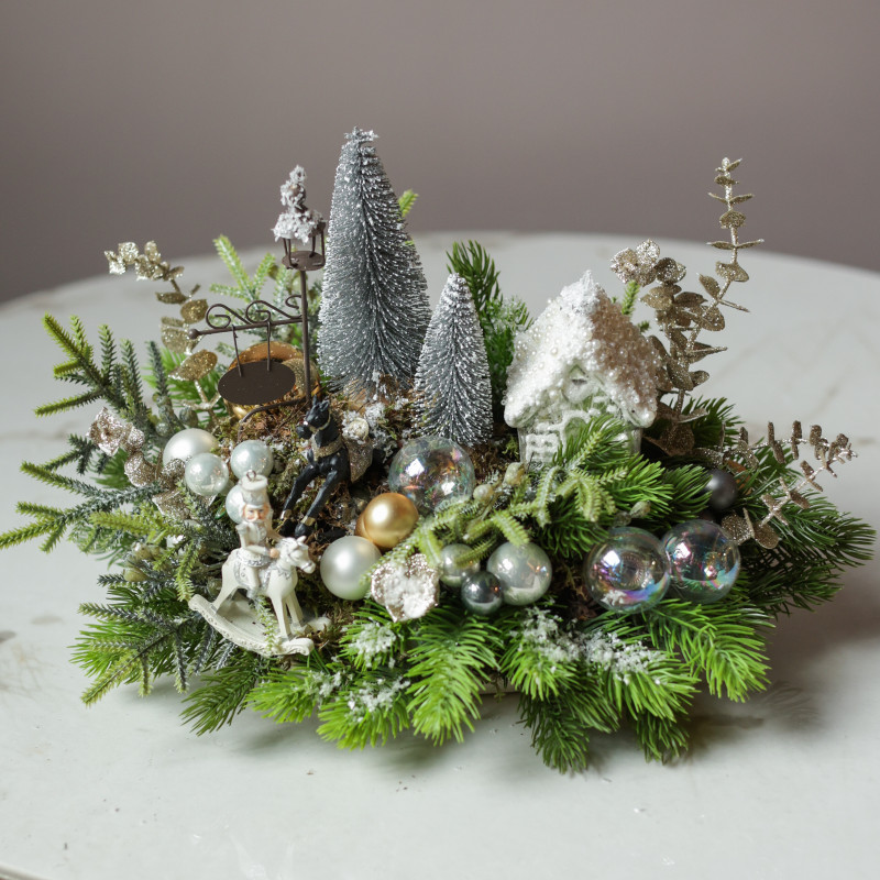 Новогодняя композиция с елочками, домиком и лошадками