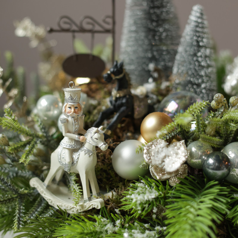 Новогодняя композиция с елочками, домиком и лошадками