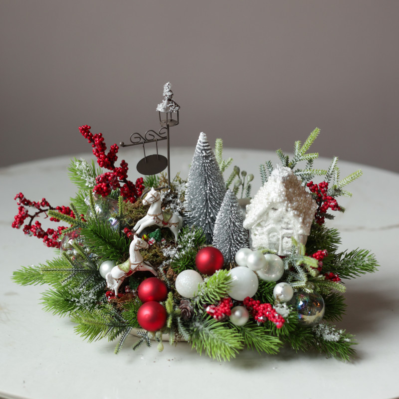 Новогодняя композиция с елочками, домиком, лошадками и красным декором