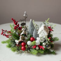 Новогодняя композиция с елочками, домиком, лошадками и красным декором