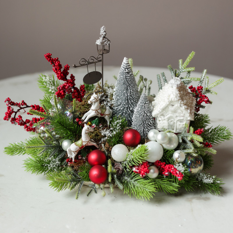 Новогодняя композиция с елочками, домиком, лошадками и красным декором