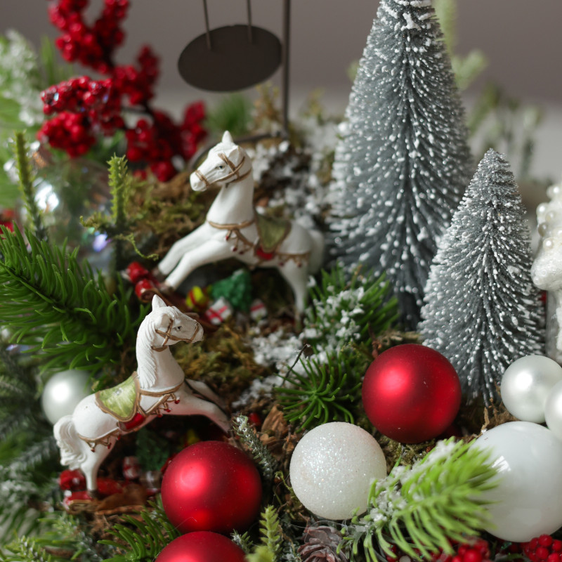 Новогодняя композиция с елочками, домиком, лошадками и красным декором