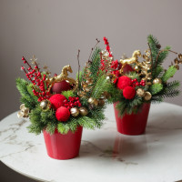 Композиция в красном кашпо с красно-золотым декором с лошадкой