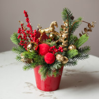 Композиция в красном кашпо с красно-золотым декором с лошадкой