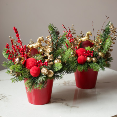 Композиция в красном кашпо с красно-золотым декором с лошадкой